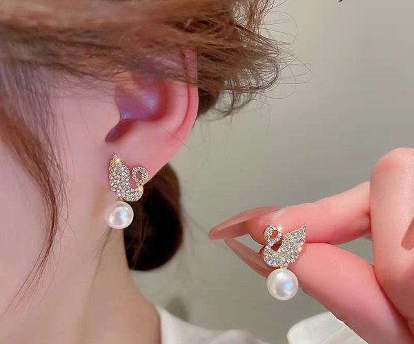 Korean Diamond Swan Pearl Earrings Fashion, Small and Versatile Stud Earrings for Girls