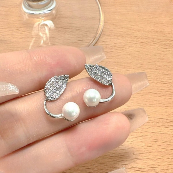 Beautiful Korean Leaf Pearl Earings / Daily Life Earring Accessories For Women - Image 2