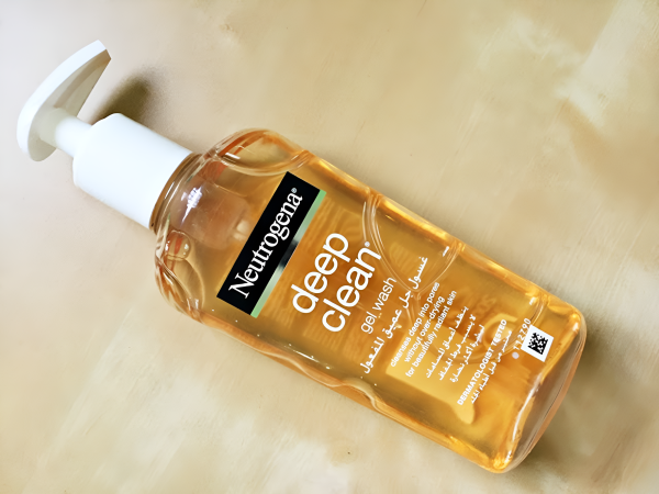 Neutrogena Deep Clean Gel Wash – Oil-Free Daily Facial Cleanser for Oily & Combination Skin (200ml)